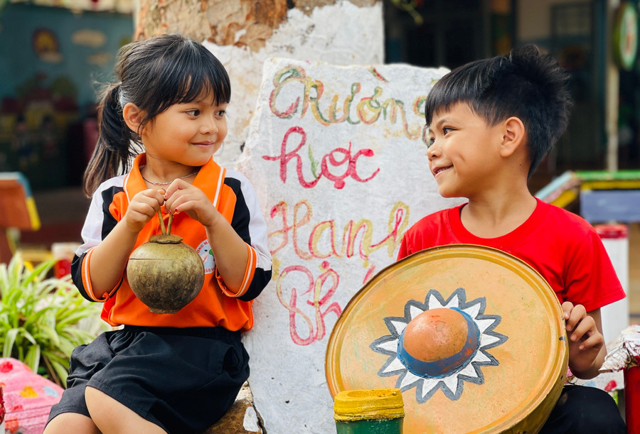Trẻ thích thú với các món đồ chơi do chính các cô giáo sáng tạo. Ảnh: T.D 3996e8be1991afcff680.jpg