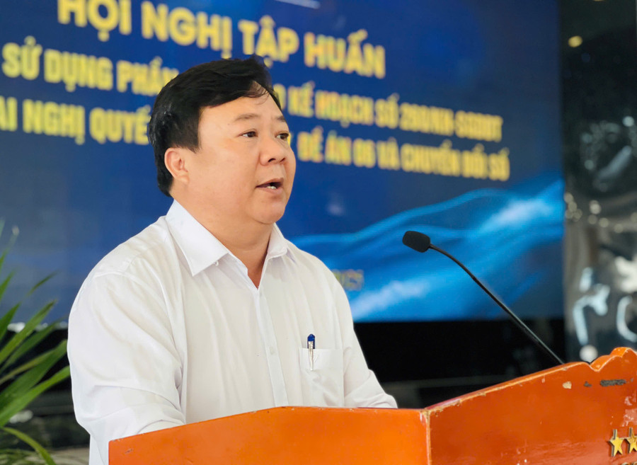 Phó Giám đốc Sở GD-ĐT Đặng Văn Phụng phát biểu tại hội nghị. Ảnh: T.D ea6e9d2ecb30436e1a21.jpg