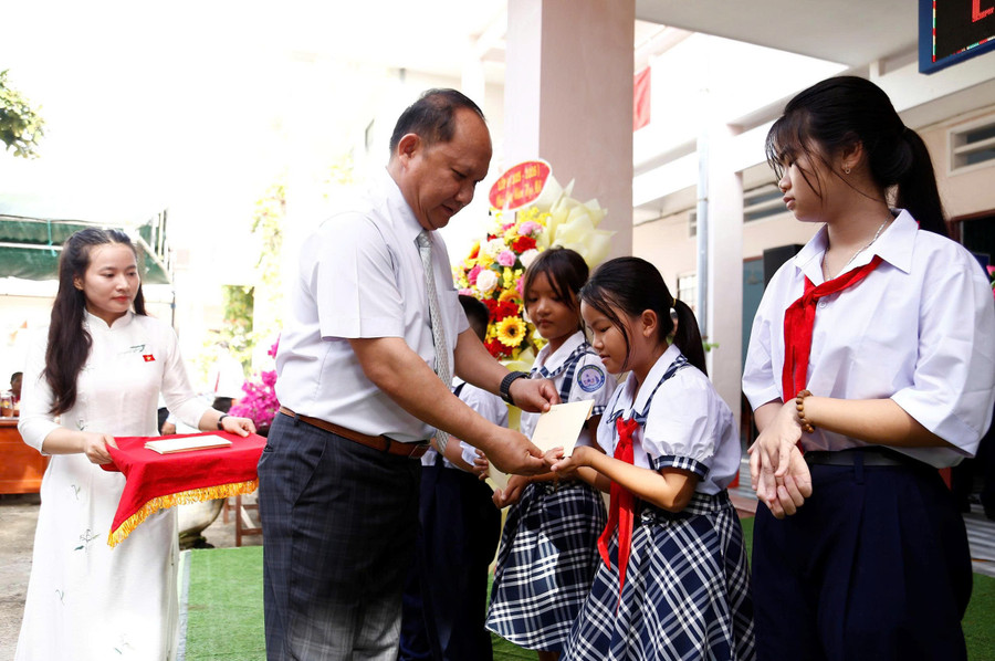 Đồng chí Rah Lan Chung - Phó Bí thư Thường trực Tỉnh ủy, Chủ tịch HĐND tỉnh tặng quà cho học sinh Trường Tiểu học và THCS Nhơn Châu (xã Nhơn Châu). Ảnh: Hồng Phúc phucmm.jpg