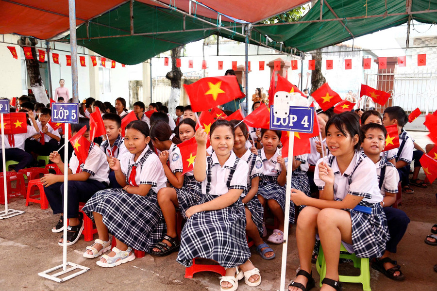 Không khí khai giảng tại Trường Tiểu học và THCS Nhơn Châu (xã Nhơn Châu). Ảnh: Hồng Phúc phuc.jpg