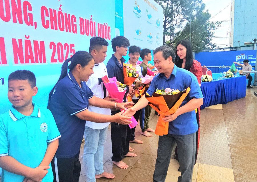 Ban tổ chức tặng hoa các đơn vị, câu lạc bộ tham dự Giải Vô địch bơi tỉnh Gia Lai năm 2025. Ảnh: R.H z6736147993109-12943599bdb032ba7e79c4779f290cfe.jpg