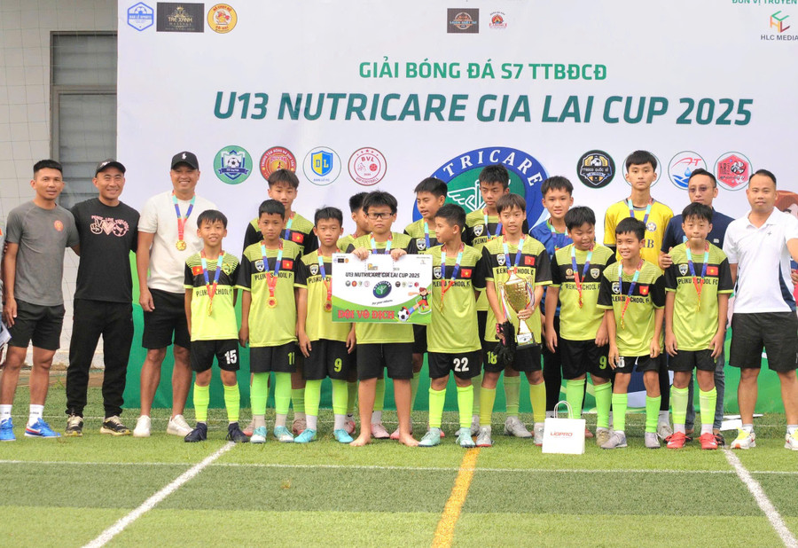 Pleiku School FC giành ngôi vô địch Giải bóng đá S7 Trung tâm bóng đá cộng đồng U13 Nutricare Gia Lai Cup 2025. Ảnh: R'Ô HOK pleiku.jpg