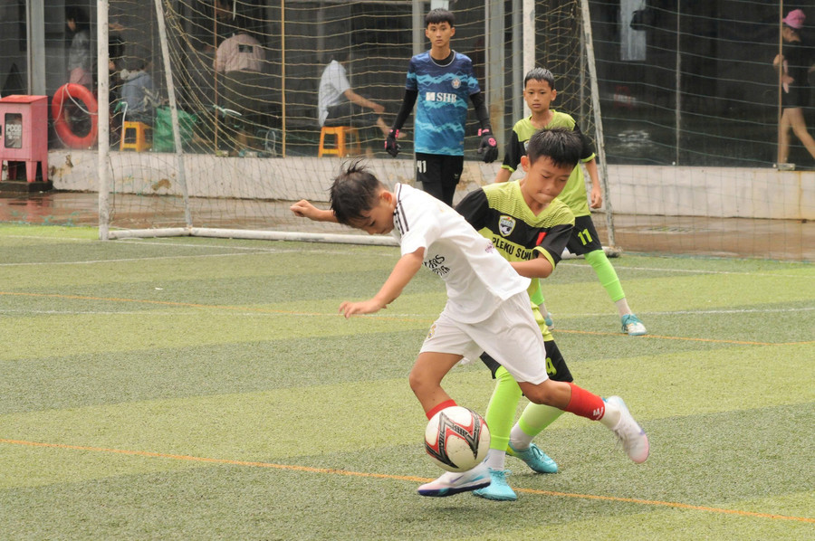 Giải bóng đá S7 Trung tâm bóng đá cộng đồng U13 Nutricare Gia Lai Cup 2025 các đội đã cống hiến nhiều trận đấu kịch tính, hấp dẫn. Ảnh: R'Ô HOK z6776648150238-41ecec20e1df9a222c608fcae5e0fc97.jpg