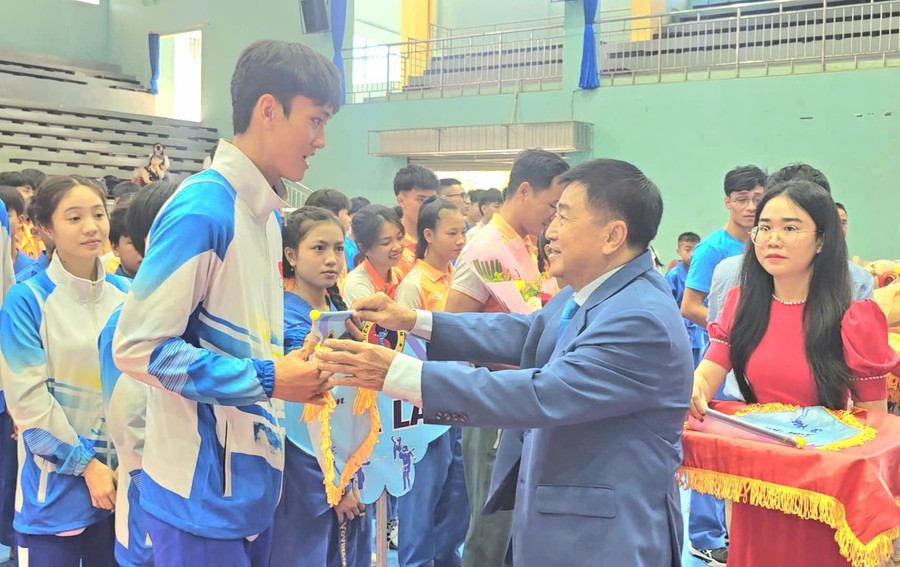 Ban Tổ chức trao cờ lưu niệm cho các đội tham gia. Ảnh: R.H ban-to-chuc-trao-co-luu-niem-cho-cac-doi-tham-gia-anh-rh-2.jpg