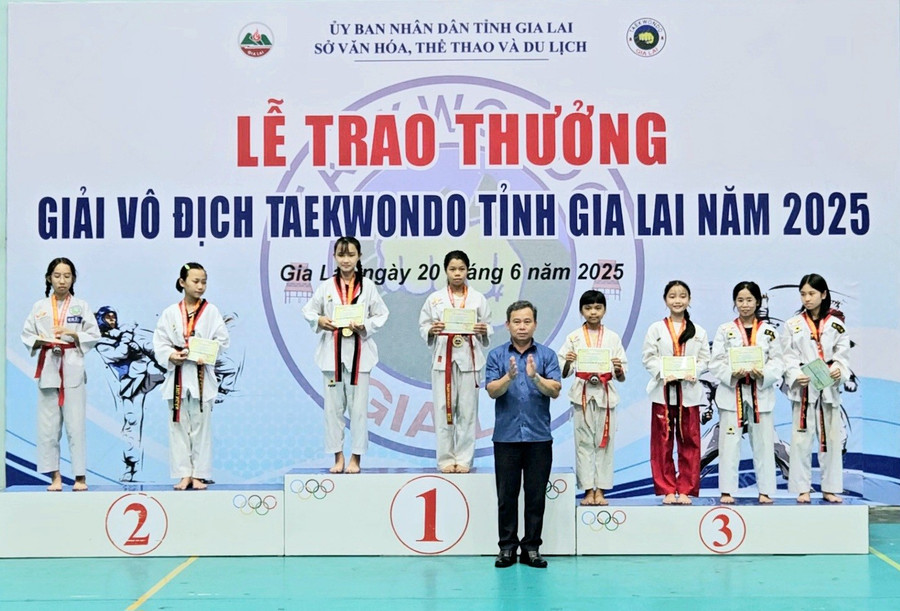 Ban tổ chức trao giải cho các vận động viên đạt thành tích xuất sắc ở nội dung đối kháng nữ. Ảnh: Ngọc Duy videocapture-20250620-163720.jpg