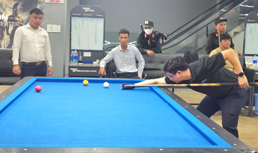 Các cơ thủ thi đấu ở nội dung Carom 1 băng. Ảnh: R.H 20250513-090607.jpg