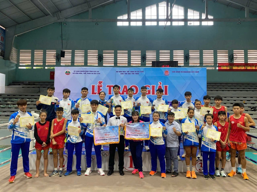 Giải nhất toàn đoàn nam và nữ của Giải vô địch Kickboxing miền Trung-Tây Nguyên lần thứ III năm 2025 thuộc về đội tuyển Kickboxing Gia Lai. Ảnh: V.V z6689887335656-081b87d8d8def5bd112e9de448ead33a.jpg