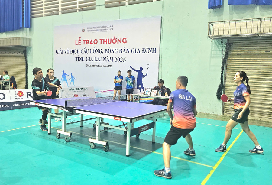 Các vận động viên thi đấu ở nội dung bóng bàn. Ảnh: R.H z6702366100428-9fada2cf14f06bbc9055f22dfcb4e10a.jpg