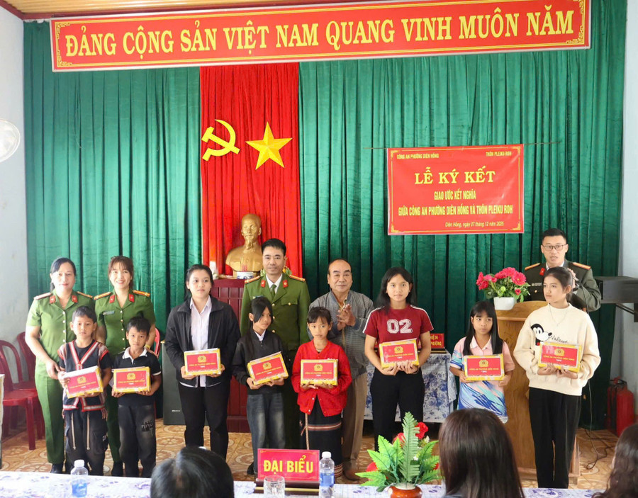 Poliția din secția Dien Hong oferă cadouri elevilor defavorizați din satul Pleiku Roh. Fotografie: DVCC z7302959346348-82ba1d7a641cff05b3b6efc9ce42fbab.jpg