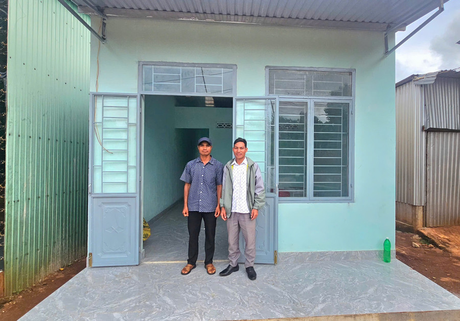 Căn nhà Đại đoàn kết của gia đình anh Kir (bìa trái, làng Châm Nẻh). Ảnh: R.H z6741610713746-65c9644ec31a71766fc084c5f25f8adc.jpg
