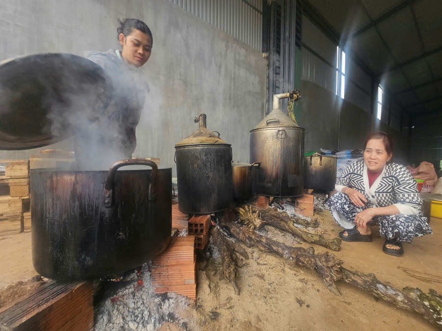 Bà Cao Thị Hiến (bìa phải) mang nhiều chiếc nồi của gia đình để hỗ trợ nấu bánh tét. Ảnh: R'Ô HOK z7171644346979-6e630653335c69b4e6bc14145d837798.jpg