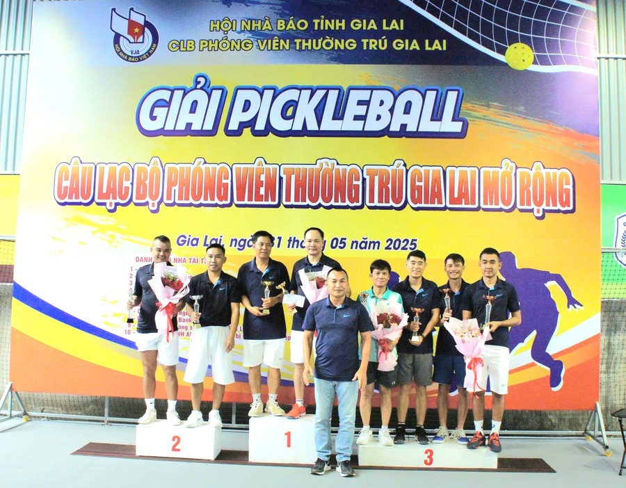 Ban tổ chức trao giải cho các cặp vận động viên thi đấu đạt thành tích xuất sắc. Ảnh: R'Ô HOK img-20250531-120830.jpg
