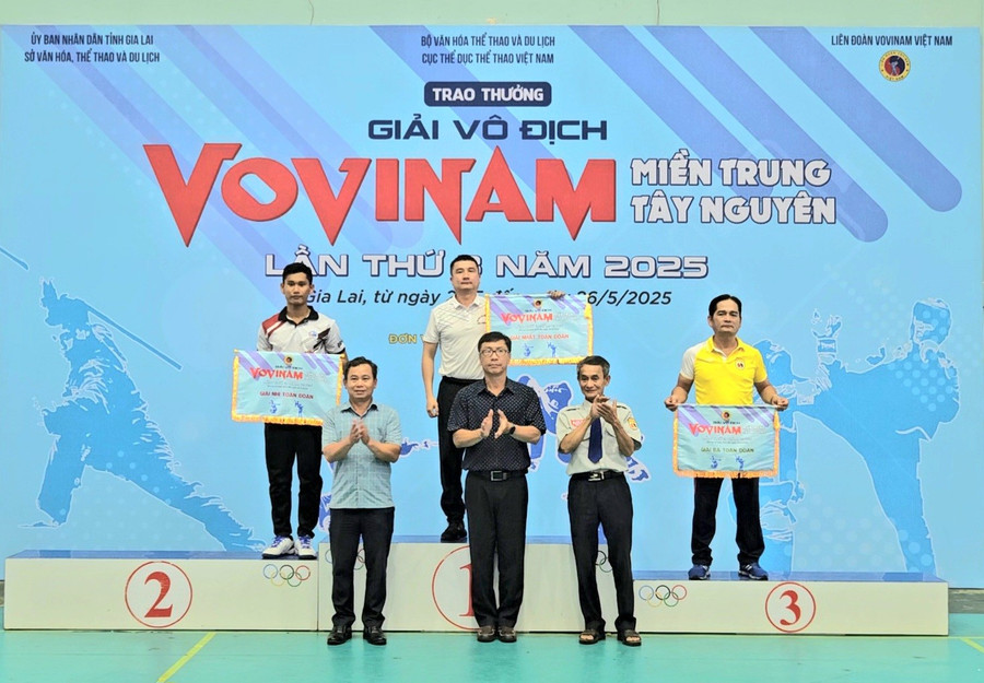 Ban tổ chức trao giải toàn đoàn cho các đội tuyển Vovinam đạt thành tích xuất sắc. Ảnh: Ngọc Duy ban-to-chuc-trao-giai-toan-doan-cho-cac-doi-tuyen-vovinam-dat-thanh-tich-xuat-sac-anh-ngoc-duy.jpg