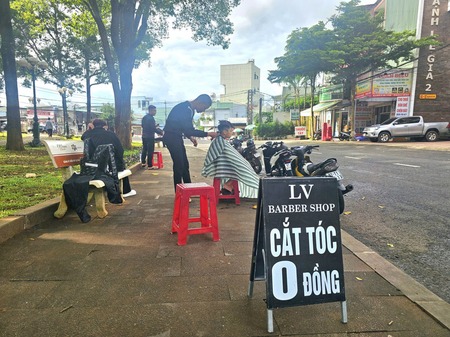 Mỗi ngày, điểm "Cắt tóc 0 đồng" tại khu vực Công viên Nguyễn Viết Xuân (phường Hội Phú, tỉnh Gia Lai) phục vụ miễn phí cho hơn 10 người dân. Ảnh: R'Ô HOK z6836423263184-92e25092cc5a8dcbc01d8bfd377e3842.jpg