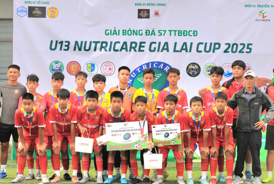Duy Tân Kon Tum FC giành ngôi á quân Giải bóng đá S7 Trung tâm bóng đá cộng đồng U13 Nutricare Gia Lai Cup 2025. Ảnh: R'Ô HOK kon-tum.jpg