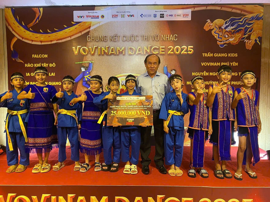 10 võ sinh CLB Vovinam xã Ia Grai tham gia vòng chung kết cuộc thi Võ nhạc Vovinam Dance 2025. Ảnh: ĐVCC z6940151929284-26d45552f0d5255c6669305031cb2aff.jpg