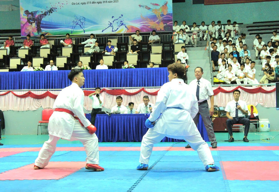 Những màn so găng đầy kịch tính của các vận động viên thi đấu ở nội dung đối kháng nam. Ảnh: R.H z6645174338545-7c7ad9798f8c29dbb68ad0d6f334564f.jpg
