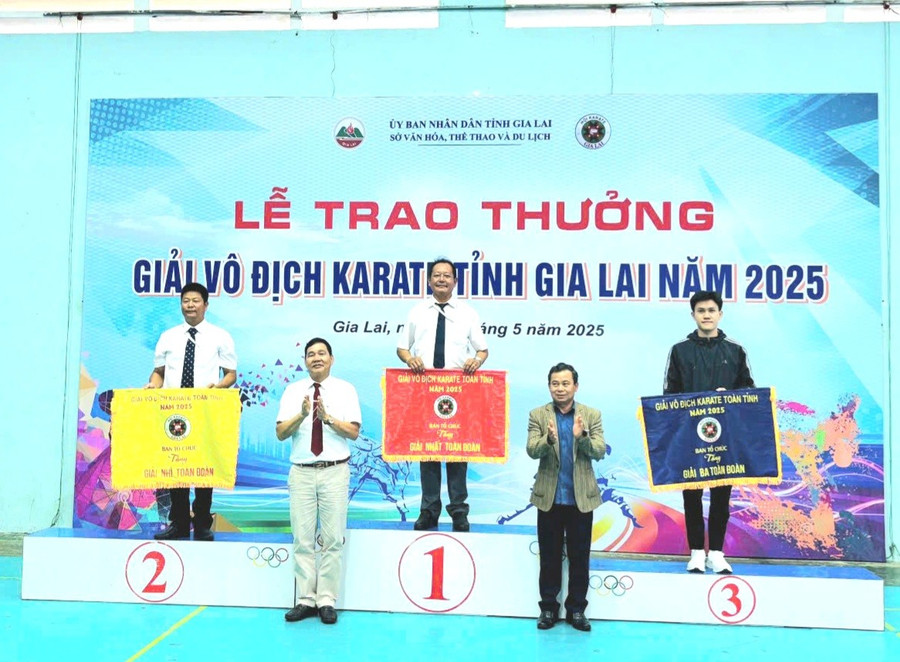 Ban tổ chức trao giải toàn đoàn cho các đơn vị, câu lạc bộ tham gia Giải vô địch Karate tỉnh Gia Lai năm 2025. Ảnh: P.H img-20250530-175255.jpg