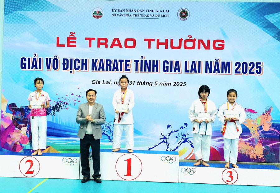 Ban tổ chức trao giải cho các vận động viên thi đấu đạt thành tích xuất sắc. Ảnh: P.H img-20250530-175337.jpg