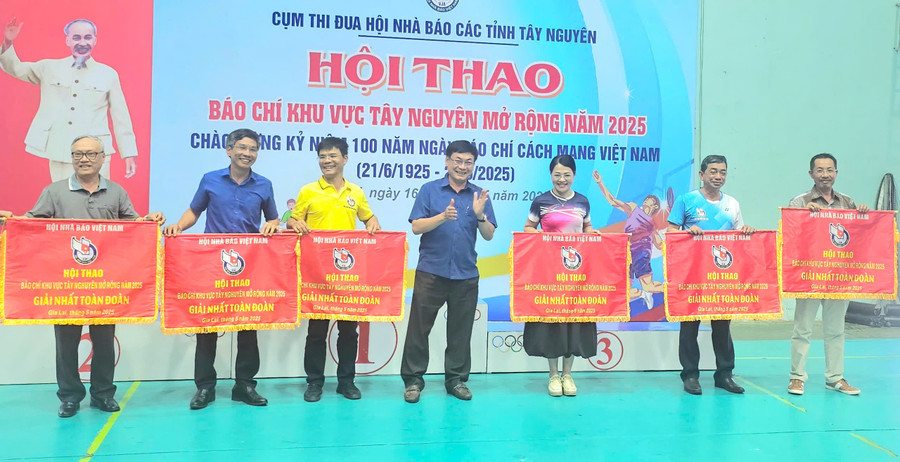 Chủ tịch Hội Nhà báo tỉnh Gia Lai, Tổng Biên tập Báo Gia Lai Huỳnh Kiên trao giải toàn đoàn cho các đơn vị tham gia hội thao. Ảnh: R'ô Hok z6611275782309-7ea45b3e0f22cbfe9de7cfad8b1a7dcf.jpg