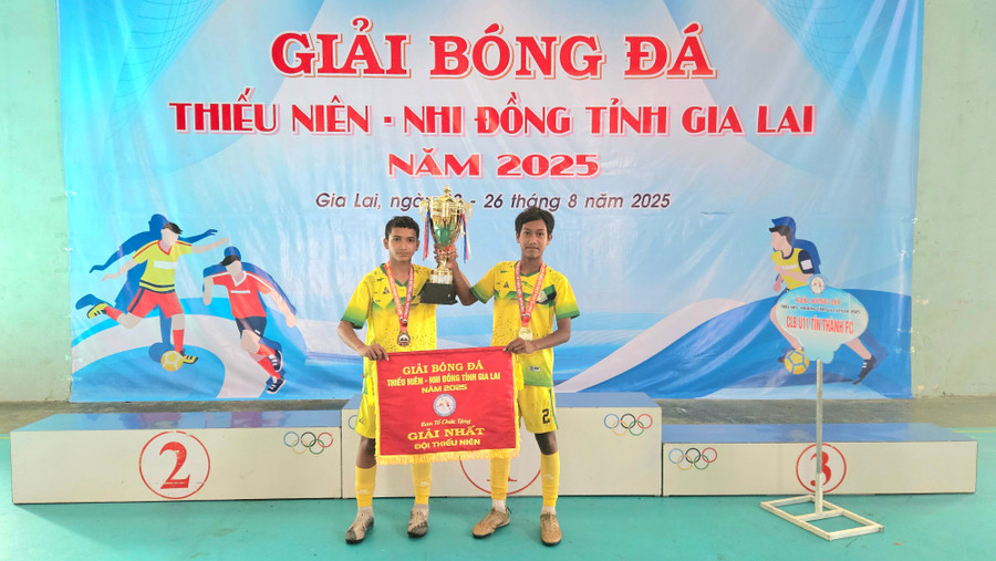 Em Ben (bên trái), CLB Dương Nguyễn Sport được bầu chọn là Cầu thủ xuất sắc lứa tuổi thiếu niên. Ảnh: Ngọc Duy 20250826-1623080-1.jpg
