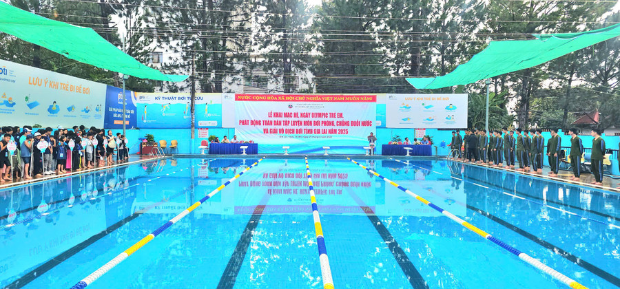Quang cảnh lễ khai mạc hè, ngày Olympic trẻ em, phát động toàn dân tập luyện môn bơi, phòng-chống đuối nước và Giải Vô địch bơi tỉnh Gia Lai năm 2025. Ảnh: R.H z6736143198762-a932b9a97fcc9d9df58ab452b24b8017.jpg