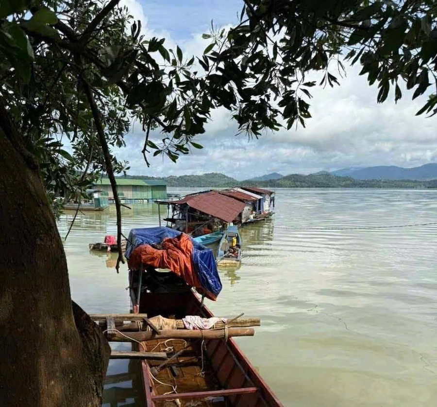 Khu vực cháu N. bị trượt chân rơi xuống sông. Ảnh: Người dân cung cấp z6993009951444-521578886838f2062fc0f22840103b4e.jpg