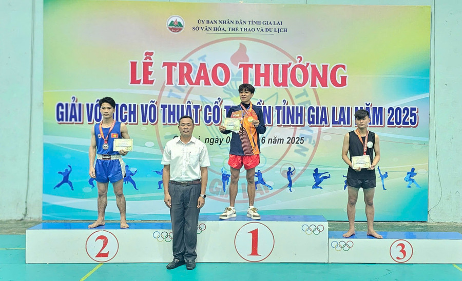 Ban tổ chức trao giải cho các vận động viên thi đấu đạt thành tích xuất sắc. Ảnh: R.H z6672889691122-7eab66ca4a11aed902b9dd9ca99e8692.jpg
