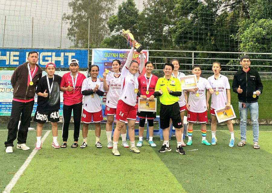 Quỳnh Như FC vô địch Giải bóng đá nữ tứ hùng mở rộng tranh cúp Quỳnh Như Sport 2025. Ảnh: H'Vưn z6840951434242-a8ae093fc841edd1cf51a019f0508316.jpg