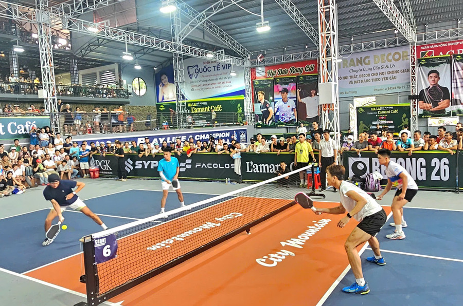 Giải Pickleball Gia Lai mở rộng lần I năm 2025 tranh cúp L’amant Café các tay vợt thi đấu ở 7 nội dung. Ảnh: R'ô Hok z6591164770256-a0c657698d21e3d69f37e8b7293058bb.jpg
