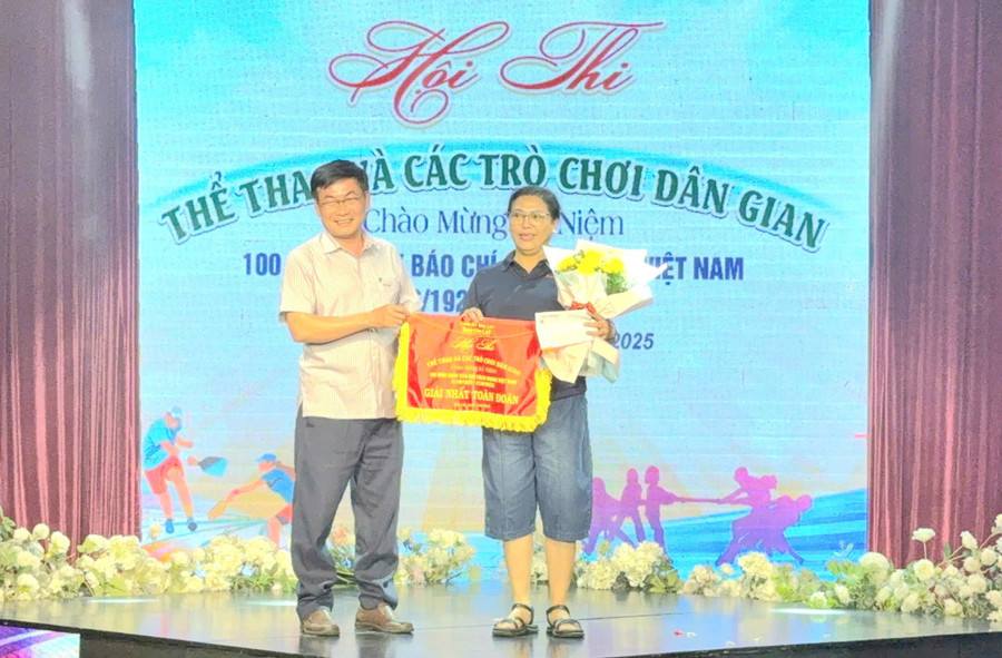 Ban tổ chức trao giải giải nhất toàn đoàn cho Báo Gia Lai. Ảnh: R'Ô HOK z6704353295855-4a48dccdcf86e4f50ba262f7a2b79cd3.jpg