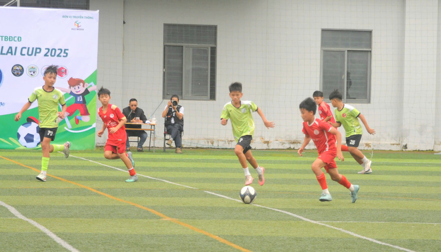 Tại bảng A diễn ra vào sáng cùng ngày, BLV FC (áo đỏ) giành chiến thắng sít sao 4-3 trước Krông Pa Warriors. Ảnh: R'Ô HOK bmv.jpg