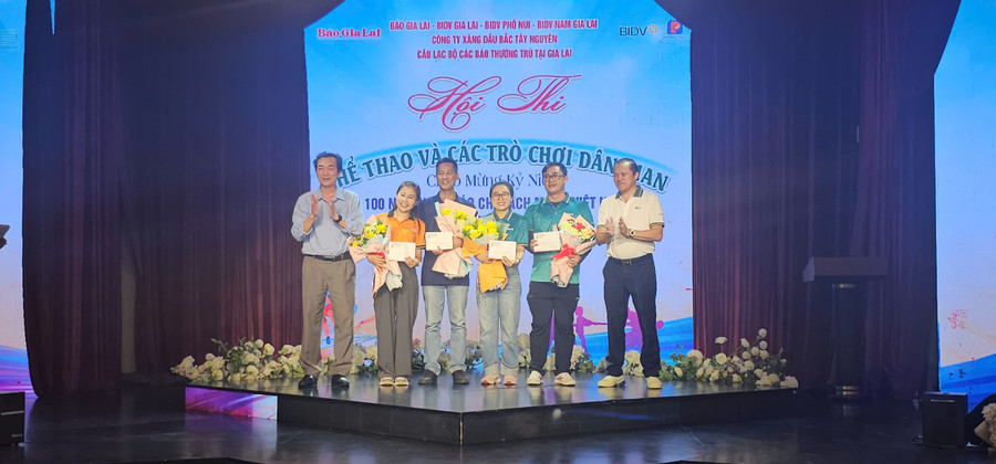 Ban tổ chức trao giải cho các vận động viên đạt thành tích xuất sắc môn bịt mắt đập niêu. Ảnh: R.H nieu.jpg