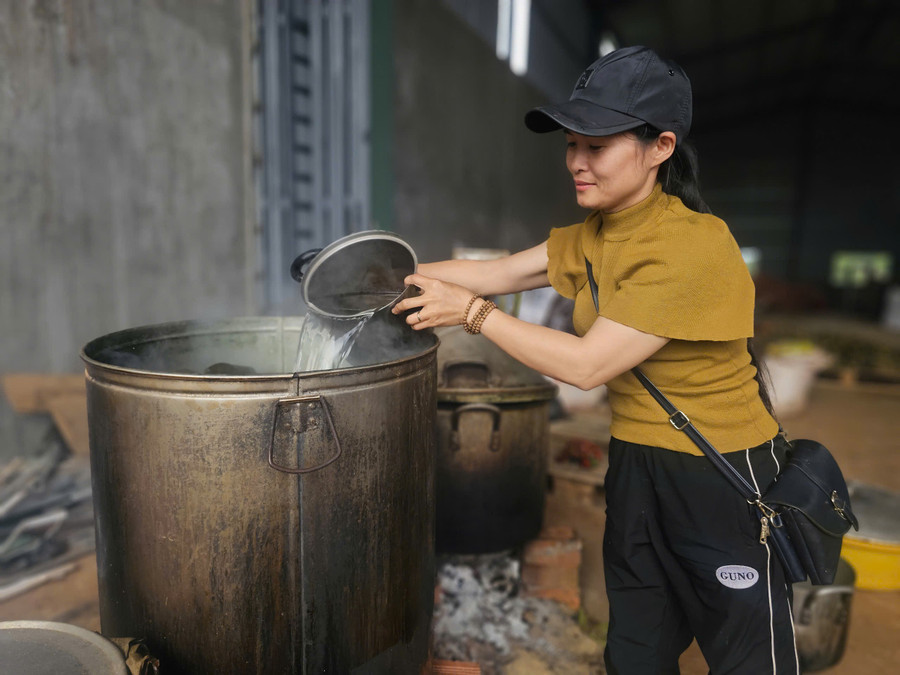 Hoạt động nấu bánh tét ý nghĩa này được khởi xướng bởi chị Trần Thị Hằng.Ảnh: R'Ô HOK z7171642049301-feae0a46de1c13affc955a0f05c3a7d9.jpg