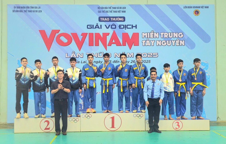 Ban tổ chức trao huy chương cho các vận động viên thi đấu xuất sắc ở nội dung quyền. Ảnh: R'ô Hok z6641333584365-39ca10e9a04e71b49e59c1ba59127d93.jpg