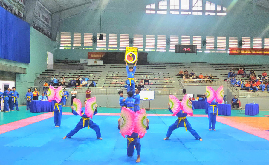Ở nội dung võ nhạc, các đội thi mang đến những phần trình diễn rực rỡ sắc màu, trẻ trung và đầy năng lượng. Ảnh: R'ô Hok doi-tuyen-vovinam-tinh-lam-dong-da-de-lai-dau-an-khi-tranh-tai-o-noi-dung-vo-nhac-anh-rh.jpg