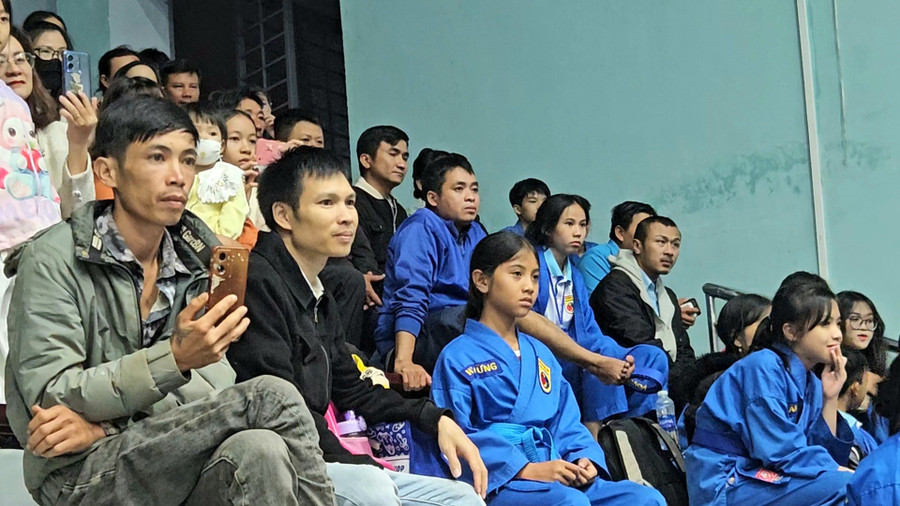 Đông đảo khán giả theo dõi các trận đấu tại Giải Vô địch Vovinam tỉnh Gia Lai năm 2025. Ảnh: Ngọc Duy videocapture-20250628-203122.jpg