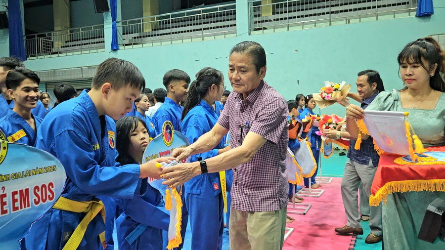 Ban tổ chức tặng cờ, hoa lưu niệm cho các đơn vị, câu lạc bộ tham gia giải đấu. Ảnh: R.H videocapture-20250628-191454.jpg