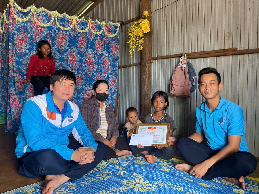 Đại diện Ban Chấp hành Đoàn xã Chư Sê đến thăm và trao tặng giấy khen cho em Kpă Hăn. Ảnh: ĐVCC 526083093-1068581648731191-6185041362790511752-n-1.jpg