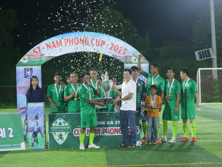 Đội Trung Phong Mang Yang vô địch Giải bóng đá S7 CLB Nam Phong Cup 2025. Ảnh: ĐVCC z7068373752332-ee63279721160aa1c6c413b5cd904bfe.jpg