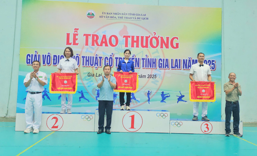 Ban tổ chức trao giải toàn đoàn cho các đơn vị, câu lạc bộ tham gia giải. Ảnh: R.H z6671424425708-db02564555cf1f93821aae3f0f128349.jpg