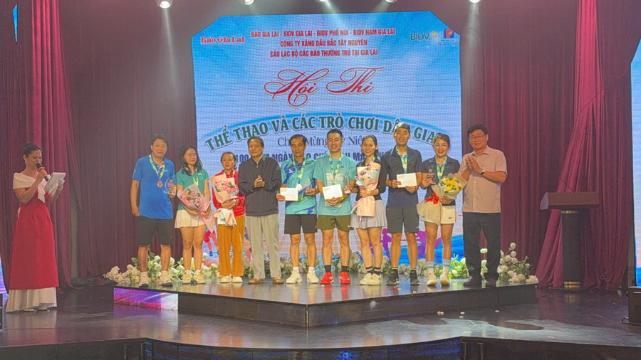 Ban tổ chức trao giải cho các vận động viên đạt thành tích xuất sắc môn Pickleball. Ảnh: R.H z6704148523331-a4828942601ba3c37a61dcb1d075a9b8.jpg