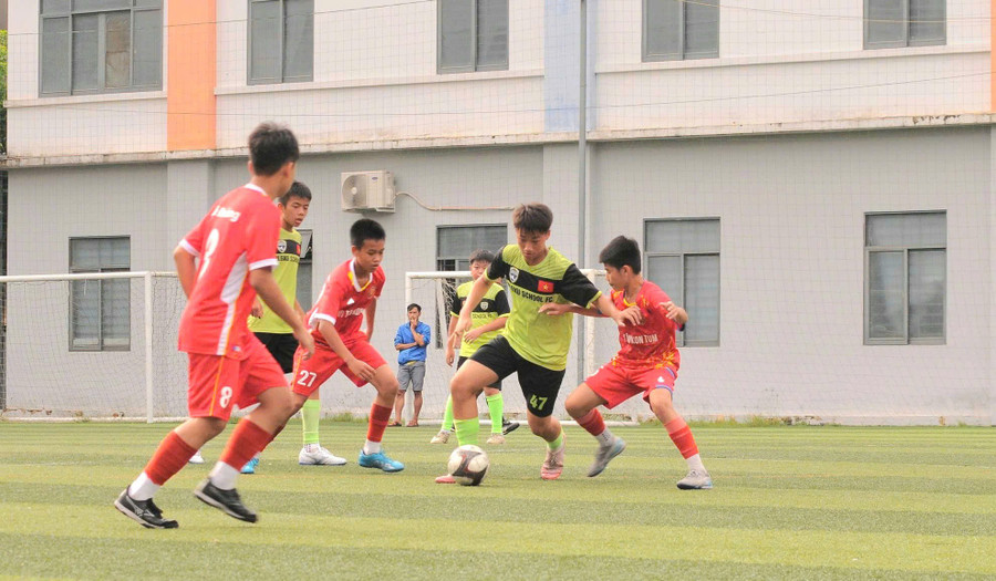 Cầu thủ Nguyễn Đình Phát (số 47, áo xanh) thi đấu xuất sắc và giành giải vua phá lưới. Ảnh: R'Ô HOK dinh-phat.jpg