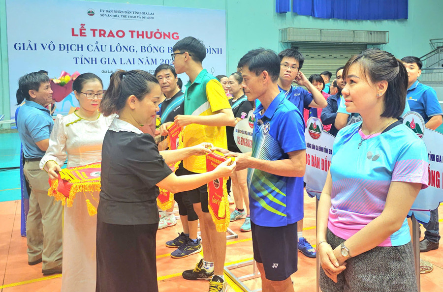 Ban tổ chức tặng cờ lưu niệm cho các vận động viên tham gia giải. Ảnh: R.H z6702336590675-50ecae8922d2d7c609e07b19638071de.jpg