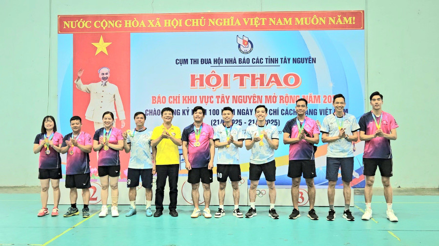 Ban tổ chức trao giải ở nội dung giải nhất môn kéo co cho Hội Nhà báo tỉnh Đắk Nông. Ảnh: Ngọc Duy videocapture-20250517-185023.jpg