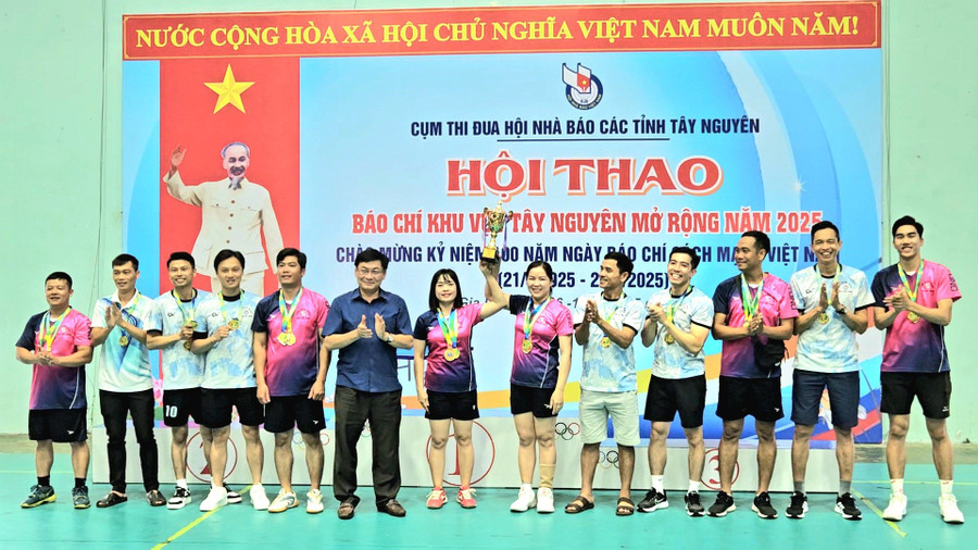 Ở môn bóng chuyền nam, nữ phối hợp, giải nhất thuộc về Hội Nhà Báo tỉnh Đắk Nông. Ảnh: R'ô Hok videocapture-20250517-185401.jpg