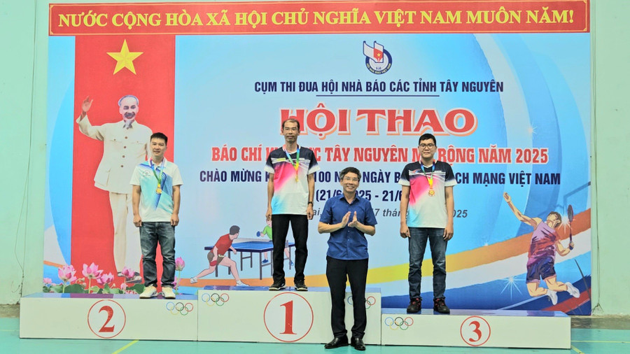 Ban tổ chức trao giải ở nội dung đơn nam môn cầu lông. Ảnh: R'ô Hok videocapture-20250517-170620.jpg