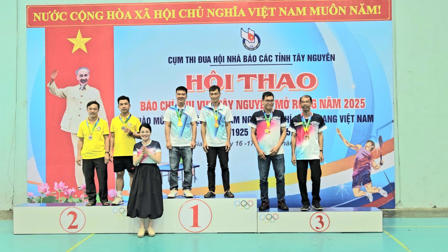 Ban tổ chức trao giải ở nội dung đôi nam cầu lông. Ảnh: R'ô Hok videocapture-20250517-170639.jpg