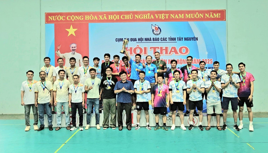 Câu lạc bộ phóng viên thường trú tại Gia Lai giành giải nhất môn bóng đá mini Ảnh: Ngọc Duy videocapture-20250517-171604.jpg