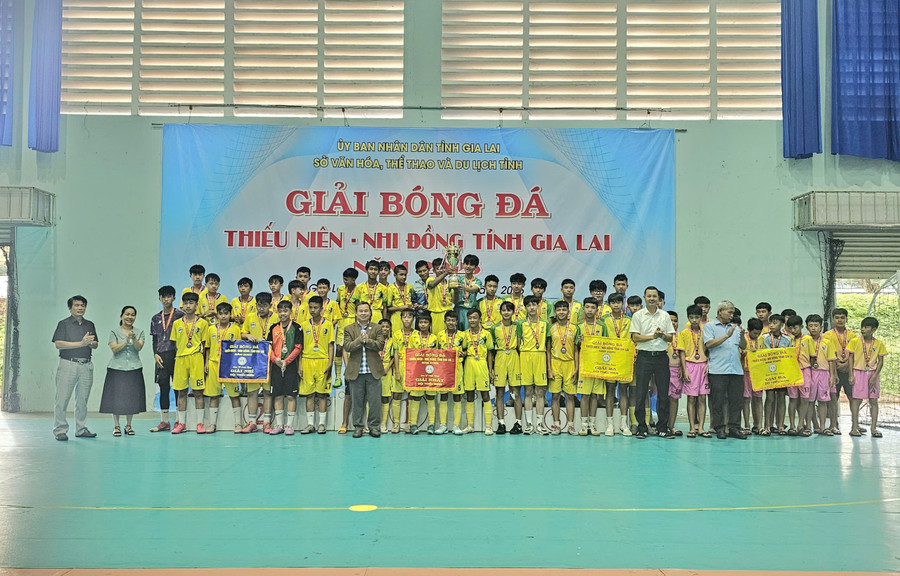 Ban tổ chức trao giải nhất, nhì và đồng giải ba cho các đội lứa tuổi thiếu niên tham gia giải đấu. Ảnh: R'Ô HOK z6947304479468-8c2ae1022511ebeefdea687c351f3804.jpg